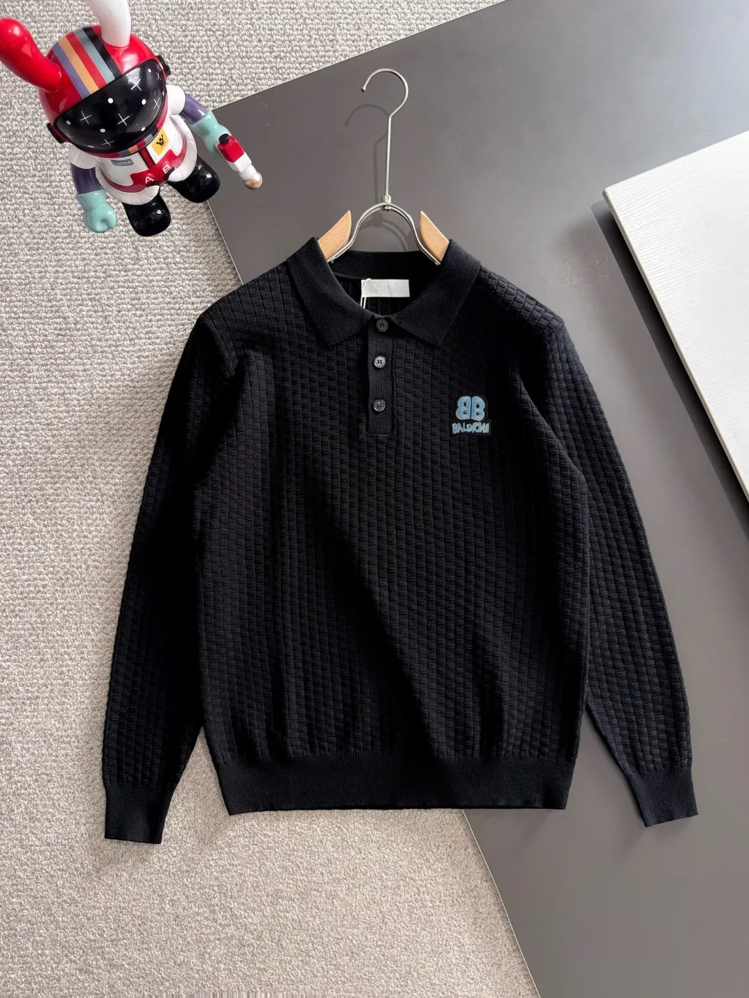 Next day shipping P195 Balenciaga high quality 2026 autumn and winter official website latest sweater, on sale at the same time at the counter Hot Sale! Specially made of wool blended fabric. It feels comfortable and can be directly in contact with the skin. The logo badge is exquisitely embroidered, which is extremely eye-catching! The details highlight the fashionable charm of big brands. Exquisite workmanship. Three-dimensional cutting style. The wearing effect is invincible and handsome! All three standards are complete! Sizes:M-3XL